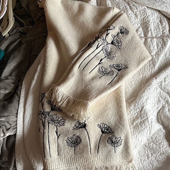 Floral Embroidered Cream Turtleneck Sweater - Picture 3 of 5